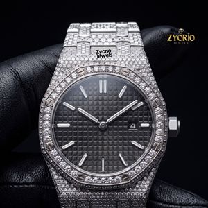 Reloj de Lujo con Movimiento de Cuarzo y Moissanita, Esfera Negra Texturizada, Brazalete de Acero Inoxidable en Tono Plateado, para Hombre, con Caja - Product Image 3