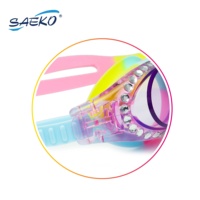Lunettes de natation SAEKO pour enfants et filles, transparentes, violettes, brillantes, colorées, anti-buée, avec joint en silicone et boucle latérale – Idéales pour les fêtes, conformes à la norme BS 5883