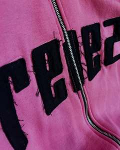 เสื้อฮู้ดสตรีทแวร์สีชมพูพรีเมียมแบบซิปเต็มตัว พร้อมโลโก้ปักลายขาดๆ บริเวณอก  แพทช์แขนเสื้อ  ฮู้ดขนาดใหญ่พิเศษ  รับผลิตตามแบบ OEM - Product Image 6
