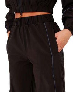 Conjuntos Deportivos Cortavientos Personalizados de Alta Calidad para Mujer, Pantalones Transpirables con Cierre Cómodo, Conjunto Cortavientos para Mujer - Product Image 3