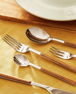 Elegante juego de cubiertos de acero inoxidable con mango de madera, que incluye cuchara, tenedor y cuchillo. - Product Image 2