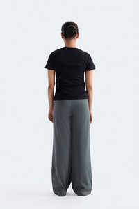 Camiseta Clásica Negra de Cuello Redondo para Mujer, Diseño Moderno, Fabricada en Pakistán, 100% Algodón, Ropa Casual OEM - Product Image 6