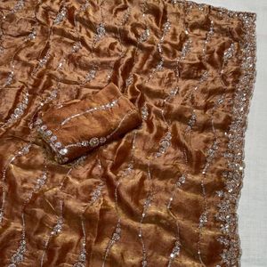Sari en satin avec perles Lehariya, sequins et broderies Zari, accompagné d'un chemisier de créateur et d'une bordure ajourée - Product Image 4