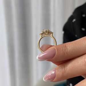 Anillo de Tres Piedras con Diamantes Cultivados en Laboratorio de 2 Quilates, Ovalados y de Media Luna, Anillo de Compromiso de Oro de 14k con Tres Piedras Ovaladas, Certificado IGI - Product Image 3