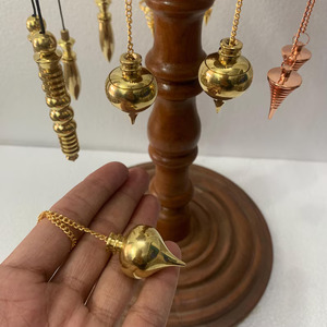 ลูกตุ้มดอว์ซิ่งทรงหยดน้ำทำจากทองเหลืองคุณภาพพรีเมียม ยี่ห้อ MUNTAHA AGATE ขัดเงาอย่างดี สำหรับการบำบัดพลังงานเรกิ ขายส่ง - Product Image 1