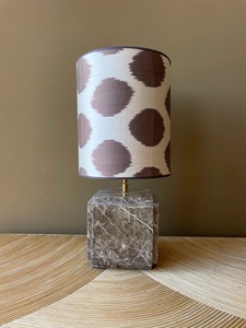 Lámpara de Mesa de Mármol Premium Diseñada con Patrones Contemporáneos Distintivos, Construcción Duradera e Iluminación Equilibrada - Product Image 3