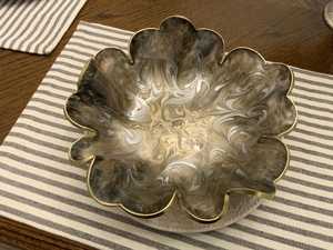 ถาดเสิร์ฟงานฝีมือทำมือลายเกลียวเงินและทองเรซิ่นแบบสั่งทำพิเศษ ทาสีด้วยมือ ดีไซน์เหนือกาลเวลา - Product Image 6