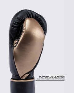 Gants de boxe Fly en cuir véritable, couleur noir et or, très demandés, personnalisables, pour entraînement et salle de sport. - Product Image 4