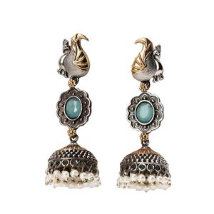 Pendientes Colgantes Bohemios Hechos a Mano con Perlas, Diseño de Flor Bicolor, de Latón Oxidado y Chapado en Plata, Estilo Jhumka de Pavo Real - Product Image 1