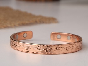Brazalete de Terapia Magnética de Cobre con Patrón de Flores Grabado, Brazalete Terapéutico de Cobre para Mujer con Motivo Floral - Product Image 5