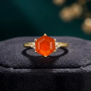 Anillo de Compromiso Clásico para Mujer con Gema de Cornalina Corte Hexagonal, Plata de Ley 925, Bañado en Oro, Engaste de Garras - Product Image 2