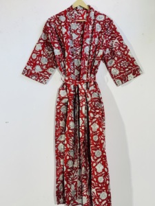 Robe kimono en coton imprimé de fleurs rouges |   Peignoir long et confortable |   Vêtements décontractés pour femmes - Product Image 1