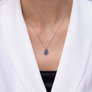 Pendentif Tulipe Fait Main en Or 18K avec Saphir Bleu Flottant Taille Ronde 0,75 Carat et Diamants, Certifié IGI, Pierre Précieuse Naturelle, OEM - Product Image 4