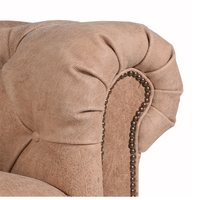 Canapé Chesterfield haut de gamme deux places en cuir avec dossier profond matelassé, accoudoirs roulés, structure en bois massif, assise confortable pour salon.