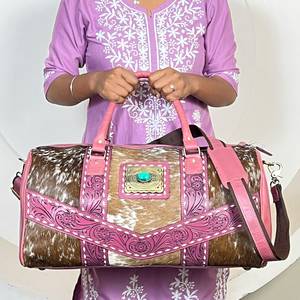 Sacs de voyage en cuir de vachette façonnés à la main Super Septembre, élégants avec détails floraux et conchos turquoise, sac de week-end - Product Image 2
