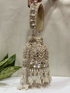 Bolso de mano de lujo para ceremonia nupcial con borde esculpido y borlas en racimo, adornado con perlas y efecto espejo. - Product Image 5