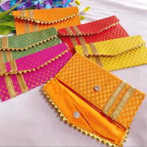 ซองจดหมายผ้าไหมอินเดียแบบดั้งเดิมสุดประณีต ผสมผสานความงดงามของมรดกทางวัฒนธรรมและงานฝีมือเชิงศิลปะเพื่อเทศกาลต่างๆ - Product Image 1