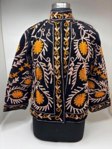 Vestes d'hiver courtes Sujani florales faites à la main avec des appliques artistiques, mode contemporaine élégante, devant 100% coton - Product Image 4