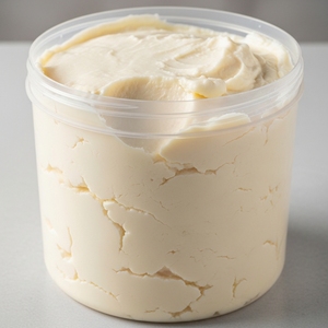 Suif de bœuf biologique issu de bovins nourris à l'herbe, offrant une texture riche et un contenu en graisse stable pour les multiples industries - Product Image 1