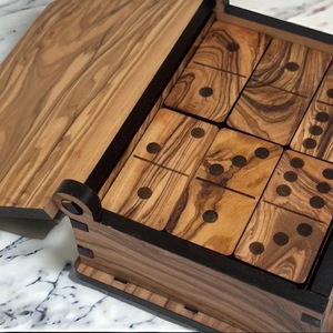 Juego de Dominó Doble Seis de Madera de Colores ILAHI, 28 Piezas, Ecológico, Tallado y Grabado, Diseño Antiguo, Caja Rectangular Alta de Madera - Product Image 1