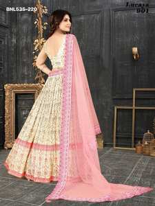 Ensemble Lehenga Choli et Dupatta en Soie Chinon Traditionnelle Indienne de Qualité Supérieure avec Imprimé Numérique Effet Froissé – Achetez en Ligne en Inde - Product Image 6