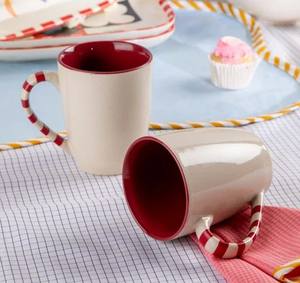 Juego de Tazas de Café de Cerámica Festivas con Interior Rojo, Asa a Rayas y Acabado Brillante para Disfrutar de Té y Café en Casa - Product Image 2