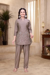 ÚLTIMO MODELO DE CONJUNTO COORDINADO SALWAR KAMEEZ DE SEDA CON MÚLTIPLE BORDADO, ROPA FORMAL COLOR MARRÓN, PRECIO AL POR MAYOR, PRENDAS ÉTNICAS PARA FIESTAS - Product Image 2