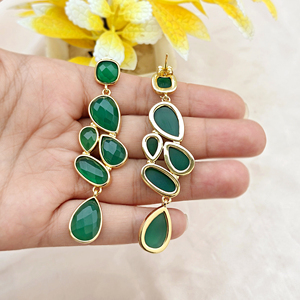 Boucles d'oreilles tendance hip-hop minimalistes en onyx vert taillé en losange, en laiton plaqué or 18 carats pour femme - Product Image 4