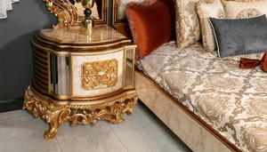 Ensemble de chambre à coucher de luxe en bois de mahogany massif, lit king-size sculpté à l'or, grand placard, 2 tables de nuit et coiffeuse - Product Image 4