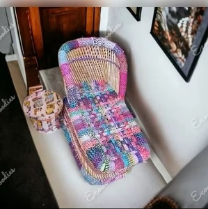 Chaise longue en rotin traditionnelle avec coussin coloré, dossier solide, pour l'extérieur, le jardin ou la terrasse. - Product Image 6