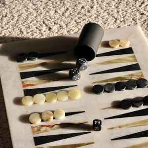 Jeu de backgammon de luxe en onyx marbré, plateau en pierre fait main, cadeau haut de gamme pour la décoration intérieure et les voyages - Product Image 3