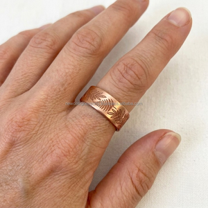 Bague en cuivre pur de qualité supérieure • Bande de guérison luxueuse gravée motif fougère botanique - Product Image 2