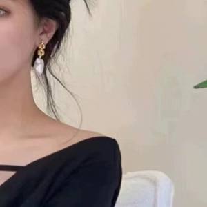 ต่างหูมุกน้ำจืดสไตล์อีดิสัน บาโรก แบบห้อย ดีไซน์หรูหรา ทำจากเงินแท้ โดดเด่นด้วยเอกลักษณ์เฉพาะตัว - Product Image 4