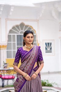 Lehenga, Blouse et Dupatta de créateur, très exportées, pour tenues de mariée et de soirée, en tissu jacquard glamour avec doublure Zari et imprimé - Product Image 2