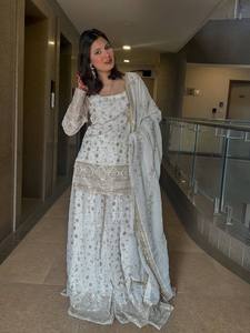 Ensemble sharara crème de créateur avec broderie dorée, haut sans manches avec pantalon palazzo et dupatta - Product Image 2