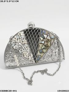 Pochette de soirée de mariée en laiton et nacre faite à la main, fermeture magnétique, bandoulière chaîne, doublure synthétique, capacité 1-1,9L, multifonction - Product Image 4