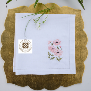 Lino natural suave con bordado de amapolas rosas, flores vibrantes que añaden un toque alegre y romántico a mesas y reuniones. - Product Image 1