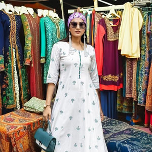 Colección Premium de Kurtis con estampado de rayón con pantalones, ropa India pakistaní para ropa de fiesta informal, tarifa al por mayor disponible - Product Image 1