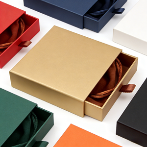 Caja de Joyería Rígida de Lujo con Recubrimiento UV, Grabado en Relieve y Logotipo Personalizado para Anillos, Collares y Pulseras (Materiales Reciclados) - Product Image 1