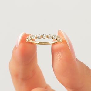 Anillo de compromiso minimalista de media eternidad con diamantes de corte redondo para mujer, de oro macizo de 14K, cultivado en laboratorio, regalo de aniversario o promesa para amante. - Product Image 1