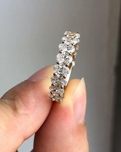 Anillo de Eternidad Completo de Plata con Diamantes Cultivados en Laboratorio de Corte Ovalado de Última Tendencia, Anillo de Eternidad de Plata Esterlina con Diamantes Cultivados en Laboratorio de Corte Ovalado y Engaste Compartido - Product Image 3
