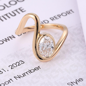 Anillo de Moissanita con Corte Ovalado y Bisel, Anillo de Oro Moderno Envolvente, Anillo de Compromiso de Diseño Único, Anillo de Boda Minimalista y Distintivo - Product Image 1