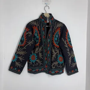 Veste en velours tricoté écologique, style Suzani, faite à la main, broderie florale, manteau bohème, vêtement d'extérieur unique en coton - Product Image 1