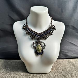 Chaîne en bambou macramé vert foncé ornée |   Bijou classique en forme de boule, tressage complexe, style forêt |   HARI OM CREATIONS - Product Image 4