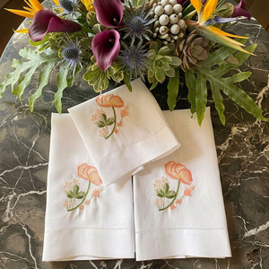 Toalla de invitado clásica de lino blanco hecha a mano al por mayor, servilleta de té con bordado personalizado de flores bonitas y dobladillo, lavable a máquina para el hogar. - Product Image 2