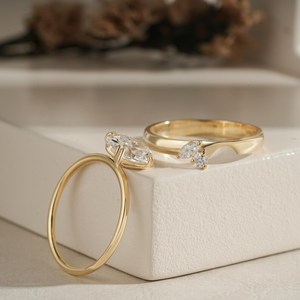 Anillo de Compromiso con Diamante de Corte Oval en Oro Amarillo con Piedras Laterales Marquise y Redondas, Anillo de Novia de Lujo, Regalo de Boda - Product Image 4