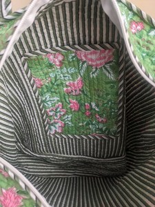 กระเป๋าโท้ทผ้าฝ้ายลายควิลท์สำหรับผู้หญิง กระเป๋าทำมือสำหรับใส่ของไปตลาด ซักได้ มีซิปปิด เหมาะสำหรับเดินทางและช้อปปิ้ง - Product Image 4