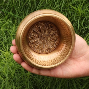 ชามโลหะสำหรับร้องเพลงพร้อมลูกเต๋าแกะสลักที่ได้รับแรงบันดาลใจจากศาสนาพุทธสำหรับฝึกโยคะและนั่งสมาธิ - Product Image 1