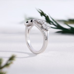 Elegante Anillo de Oro Blanco con Diamante de Corte Ovalado, Diseño Ondulado, Engaste Único en Bisel, Banda Curva con Pavé, Joyería Fina para Novia - Product Image 4
