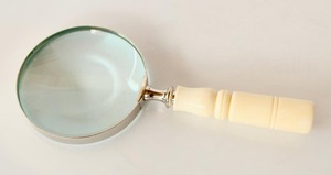 Loupe ronde portative avec poignée crème et cadre métallique pour la lecture, l'artisanat et l'affichage - Product Image 2